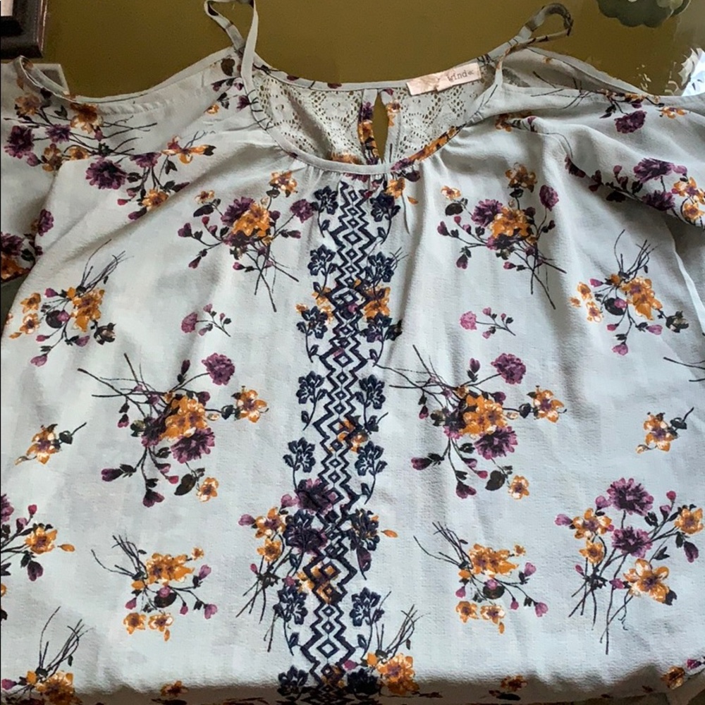 Long sleeve, cold shoulder